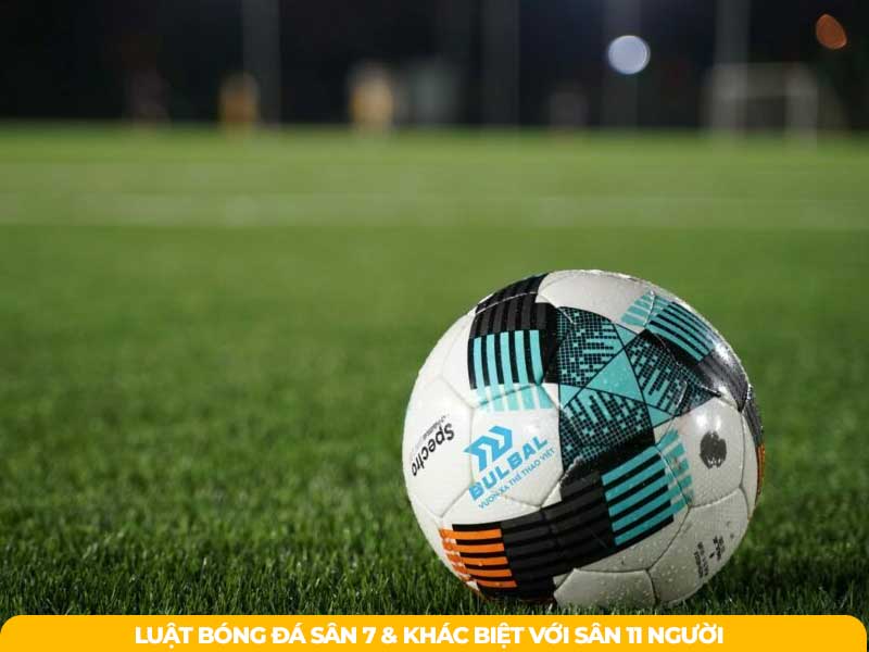Luật Bóng Đá Sân 7 có những điểm tương đồng nhưng cũng có những điểm hoàn toàn khác biệt với bóng đá 11 người.