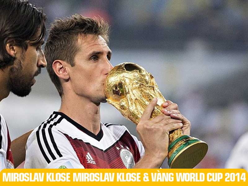 Miroslav Klose hôn chiếc cúp vàng World Cup 2014, khoảnh khắc vinh quang nhất sự nghiệp mà mọi cầu thủ mơ ước.