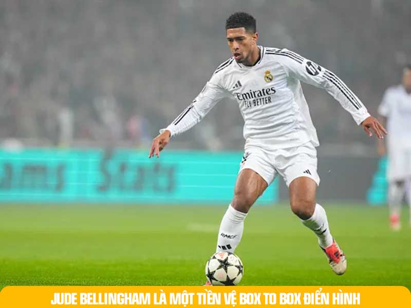 Jude Bellingham kiểm soát bóng ở khu vực giữa sân và anh là một Tiền vệ Box to Box điển hình.