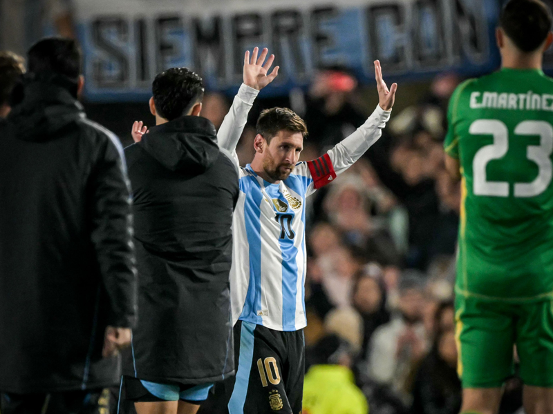 Lionel Messi vẫy tay chào người hâm mộ Argentina tại sân Monumental trong trận đấu với Venezuela.
