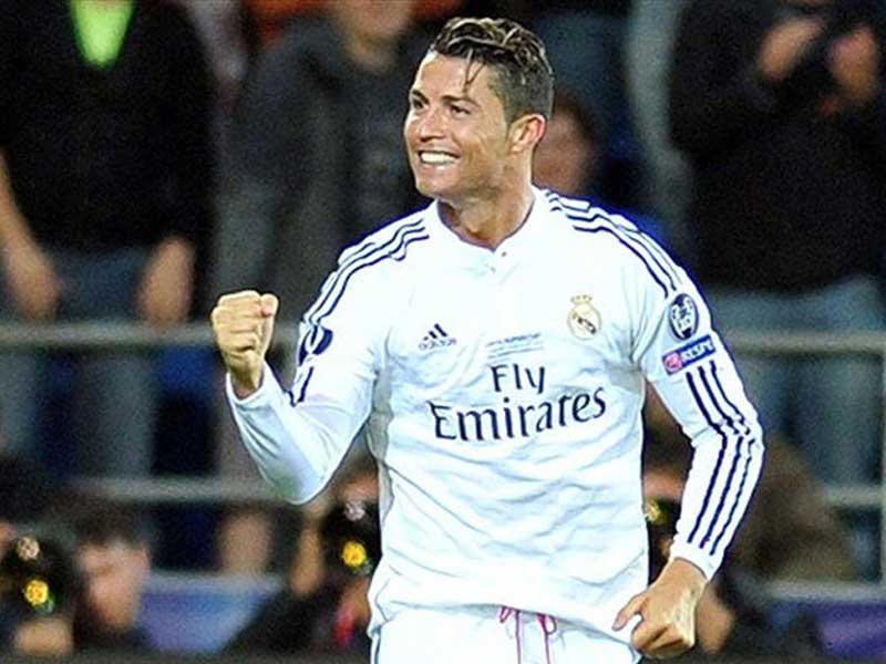 Ronaldo ăn mừng bàn thắng tại Real Madrid trong áo số 7 trắng