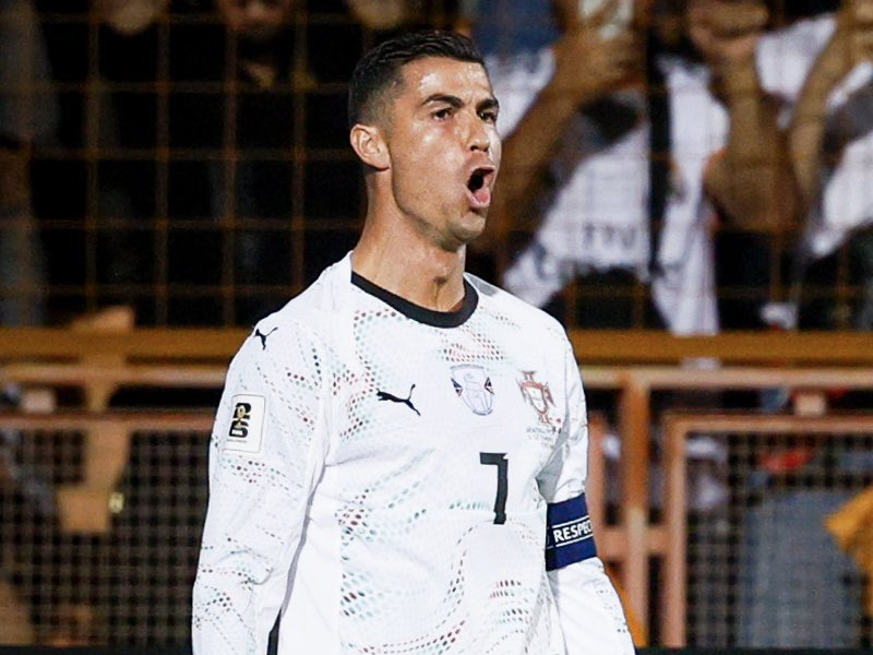 Cristiano Ronaldo ăn mừng bàn thắng với pha "Siu" kinh điển, thể hiện ý chí và sức mạnh phi thường ở tuổi 41.