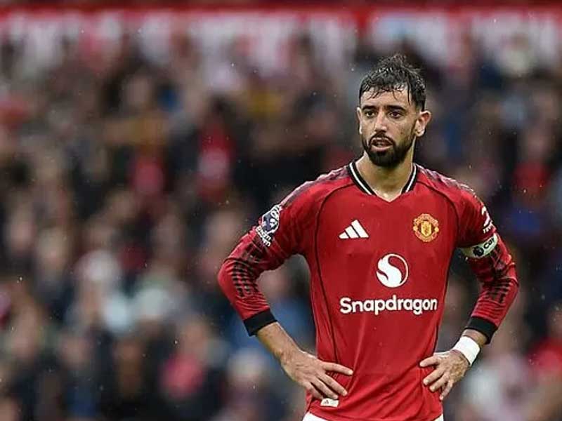 Cầu thủ Manchester United tỏ ra thất vọng trên sân nhà Old Trafford, phản ánh sự sa sút của đội bóng.