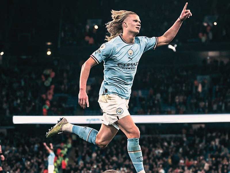 Erling Haaland ăn mừng bàn thắng với phong cách đặc trưng trong màu áo Manchester City.