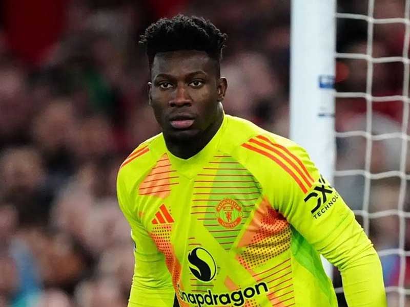 André Onana ngồi bệt trong khung thành với vẻ mặt thất vọng sau khi để thủng lưới trong màu áo Man United.