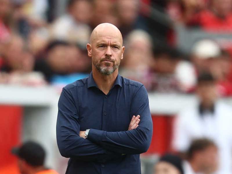 Erik ten Hag trầm tư trên băng ghế chỉ đạo Bayer Leverkusen, biểu tượng cho 62 ngày sự nghiệp đầy sóng gió tại Bundesliga