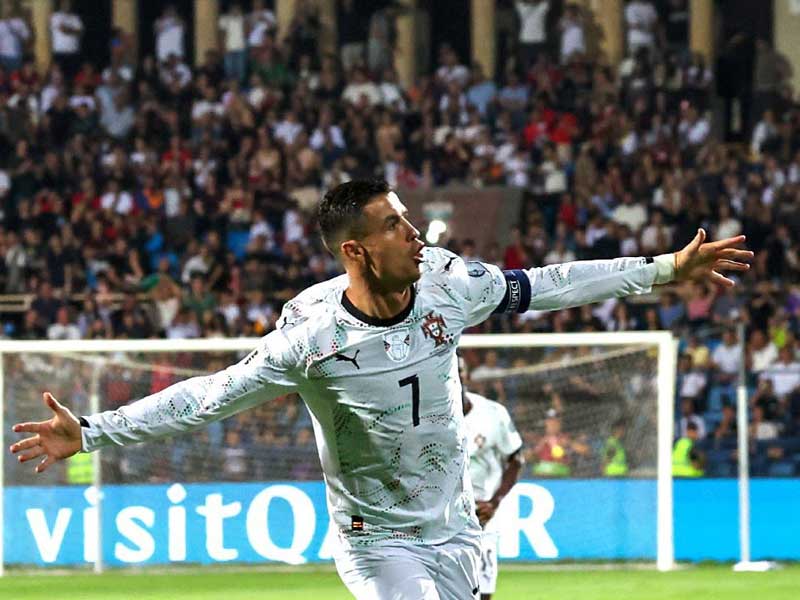 Khoảnh khắc Cristiano Ronaldo ghi bàn vào lưới Armenia, minh chứng cho khả năng săn bàn không giới hạn tuổi tác của anh cho đội tuyển Bồ Đào Nha.