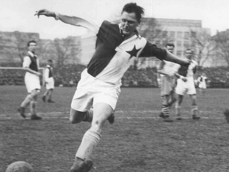 Josef Bican có tổng số Tổng số 805 bàn thắng được công nhận từ FIFA.