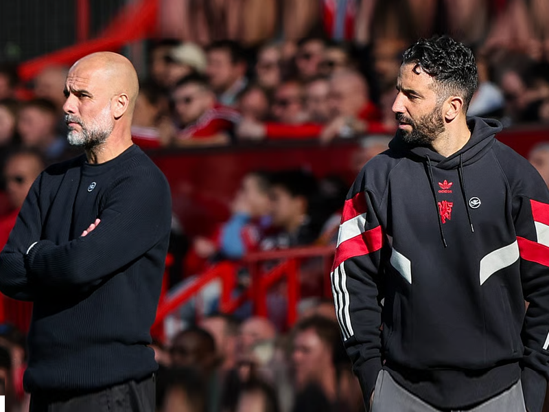 Hình ảnh HLV Rúben Amorim đang chỉ đạo chiến thuật và Pep Guardiola đang suy tư bên đường pitch, biểu trưng cho sự đối lập giữa triết lý trẻ trung và kinh nghiệm thích nghi