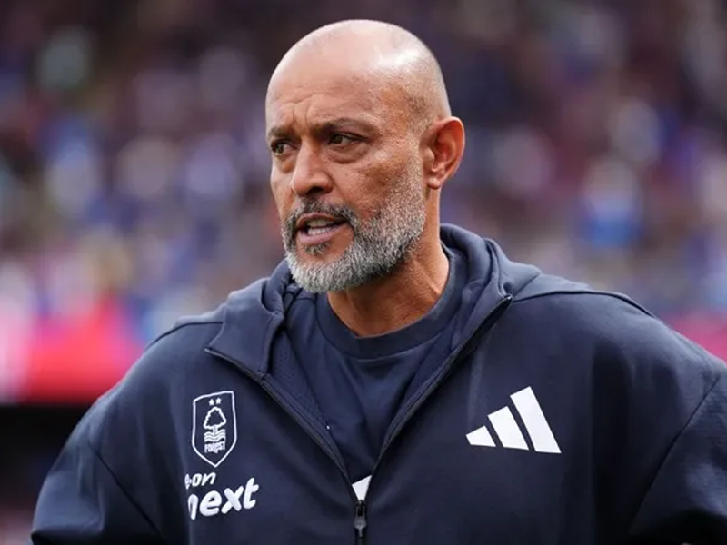 HLV Nuno Espírito Santo trông đầy tâm trạng bên ngoài đường biên trong một trận đấu của Nottingham Forest.