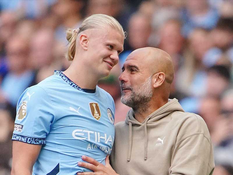 Pep Guardiola, một thiên tài thực dụng, hiểu rằng ông không thể bắt Haaland phải thích nghi hoàn toàn với hệ thống cũ. Thay vào đó, ông đã làm điều ngược lại: thay đổi hệ thống để tối ưu hóa "vũ khí hủy diệt" mà mình đang có.