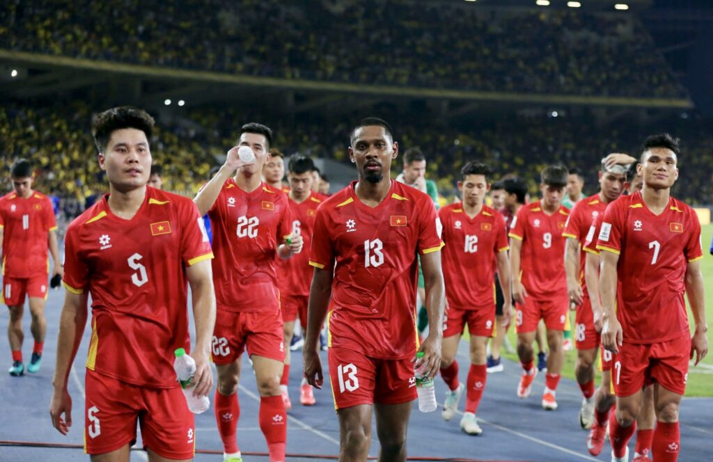 Số lượng cầu thủ trong một đội bóng là bao nhiêu người?